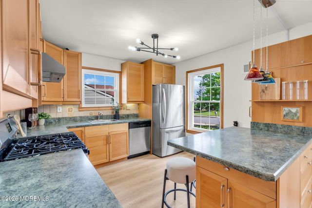 5 Lakeview Drive, Marlboro, NJ 07746