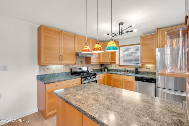 5 Lakeview Drive, Marlboro, NJ 07746