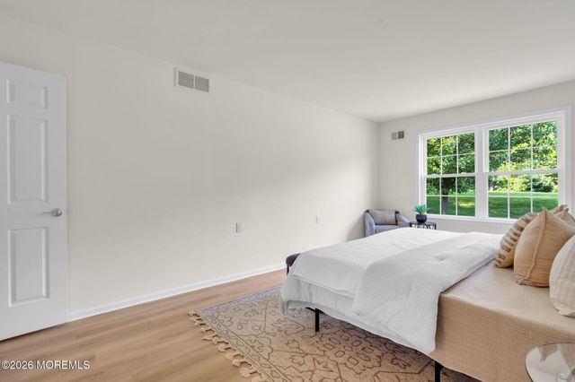 5 Lakeview Drive, Marlboro, NJ 07746