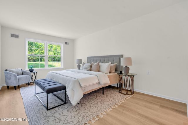 5 Lakeview Drive, Marlboro, NJ 07746