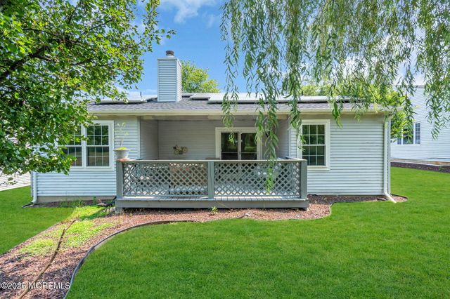 5 Lakeview Drive, Marlboro, NJ 07746