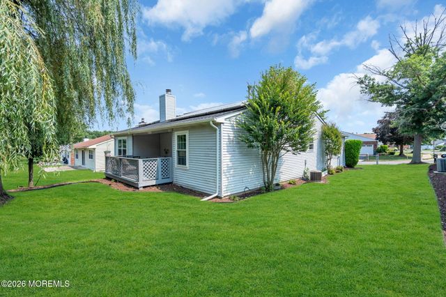 5 Lakeview Drive, Marlboro, NJ 07746