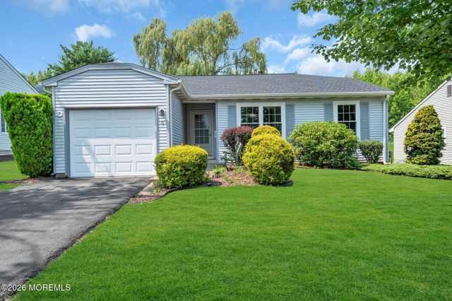 5 Lakeview Drive, Marlboro, NJ 07746