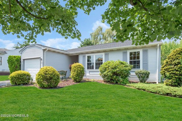 5 Lakeview Drive, Marlboro, NJ 07746