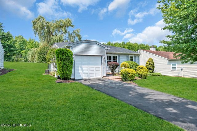 5 Lakeview Drive, Marlboro, NJ 07746
