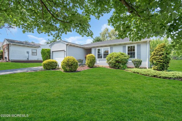 5 Lakeview Drive, Marlboro, NJ 07746