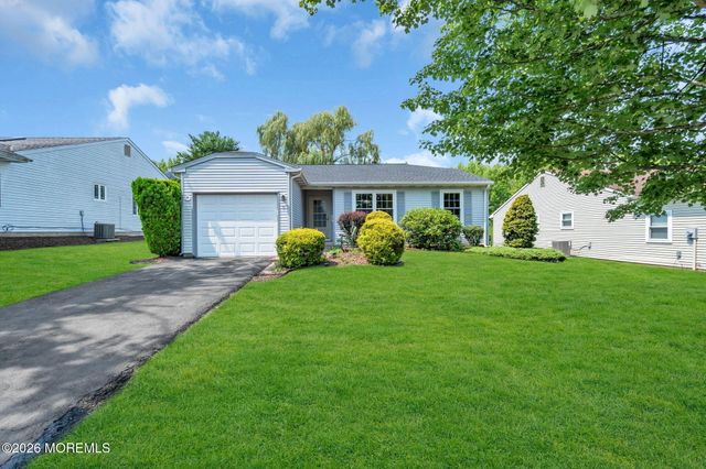 5 Lakeview Drive, Marlboro, NJ 07746