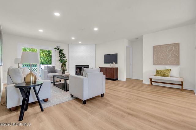 5 Lakeview Drive, Marlboro, NJ 07746