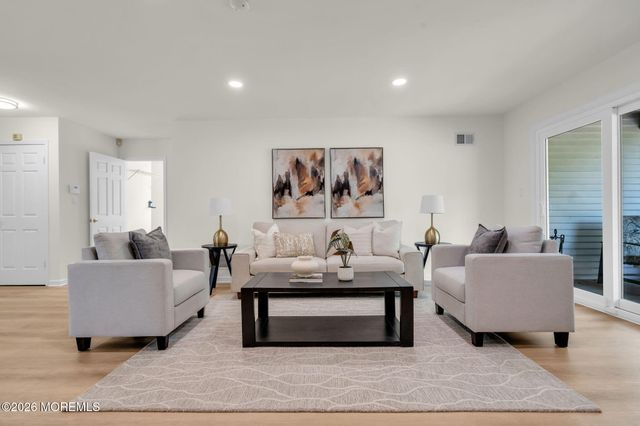 5 Lakeview Drive, Marlboro, NJ 07746