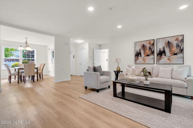 5 Lakeview Drive, Marlboro, NJ 07746