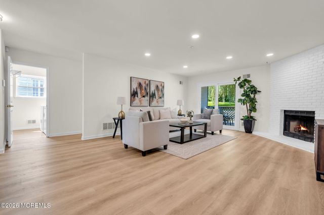 5 Lakeview Drive, Marlboro, NJ 07746