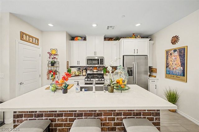 290 Fossil Falls Street, Henderson, NV 89015
