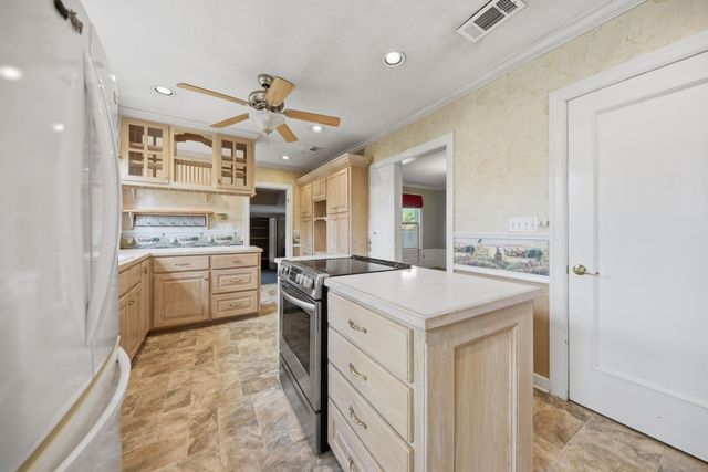 1284 E Hempstead Street, Giddings, TX 78942