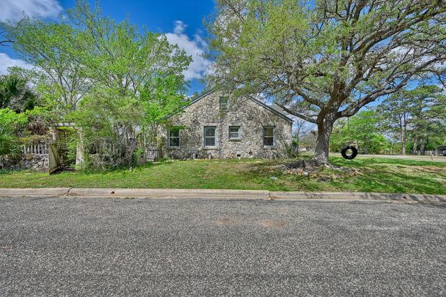 1284 E Hempstead Street, Giddings, TX 78942