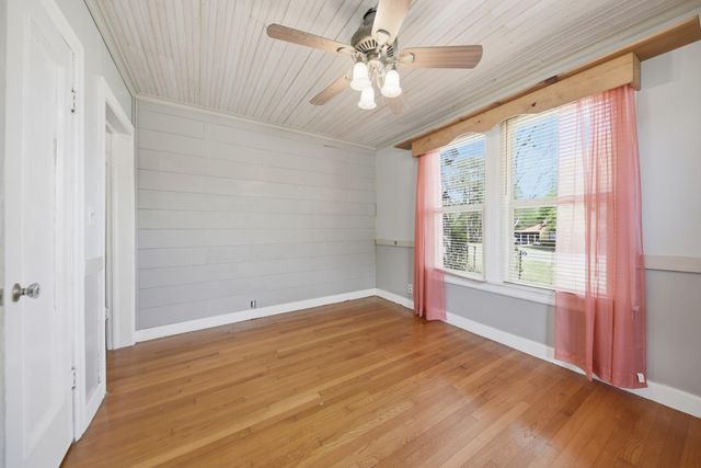 1284 E Hempstead Street, Giddings, TX 78942