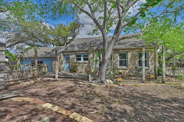 1284 E Hempstead Street, Giddings, TX 78942