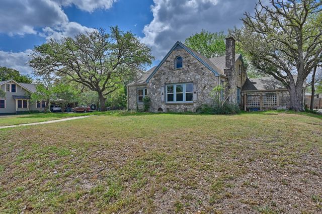 1284 E Hempstead Street, Giddings, TX 78942