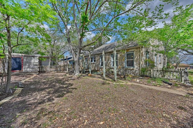 1284 E Hempstead Street, Giddings, TX 78942