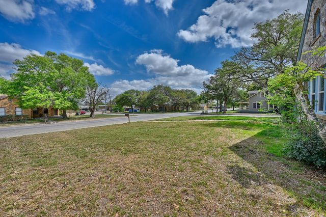 1284 E Hempstead Street, Giddings, TX 78942
