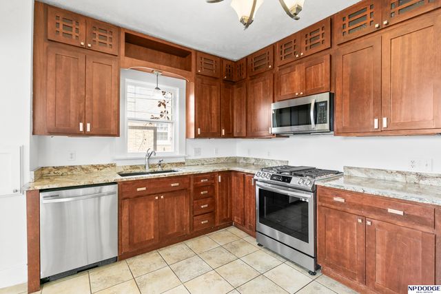 102 N 55 Street, Omaha, NE 68132