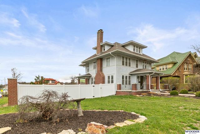 102 N 55 Street, Omaha, NE 68132