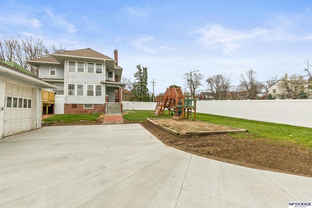 102 N 55 Street, Omaha, NE 68132