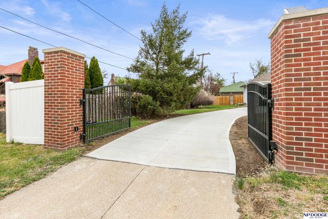 102 N 55 Street, Omaha, NE 68132