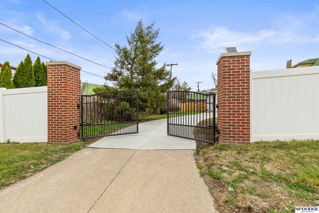 102 N 55 Street, Omaha, NE 68132