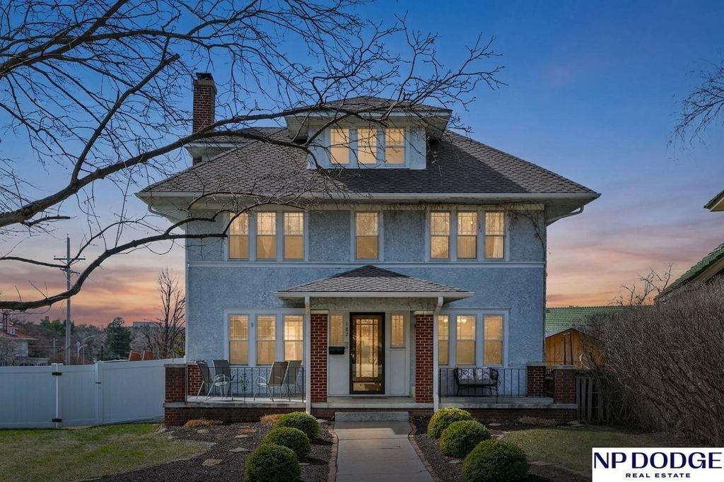 102 N 55 Street, Omaha, NE 68132