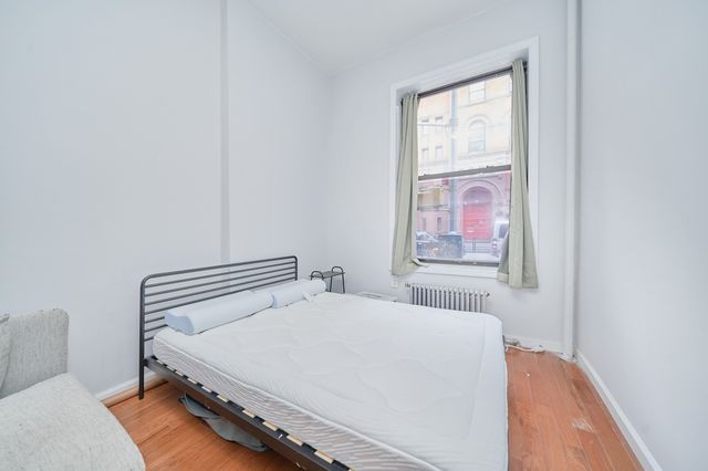 331 W 43rd Street 1BB, New York City, NY 10036
