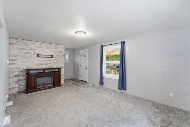 2432 Des Moines Street, Des Moines, IA 50317