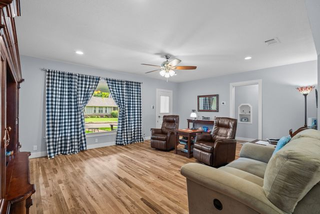 119 W Akard Street, Weatherford, TX 76086