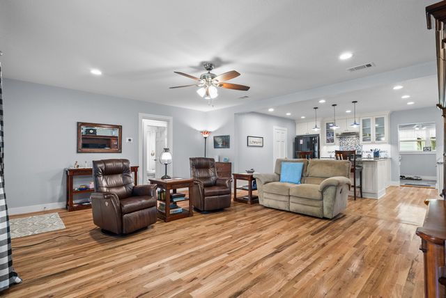 119 W Akard Street, Weatherford, TX 76086