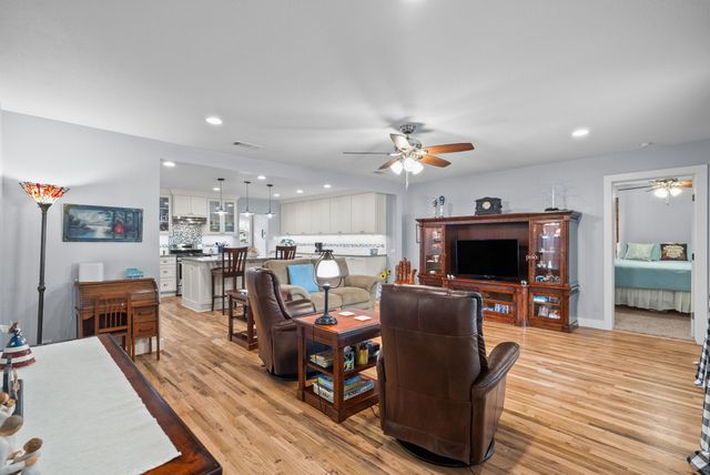 119 W Akard Street, Weatherford, TX 76086