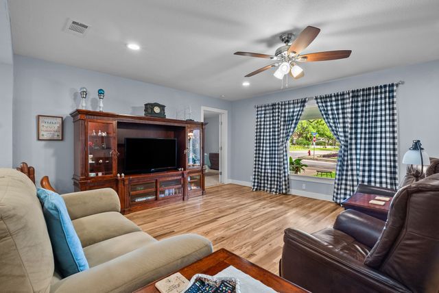119 W Akard Street, Weatherford, TX 76086