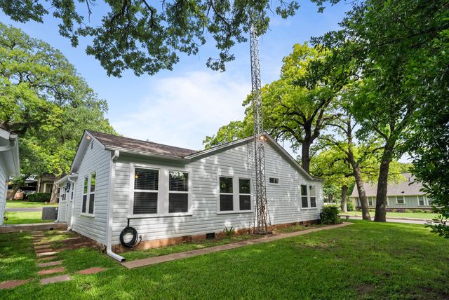 119 W Akard Street, Weatherford, TX 76086