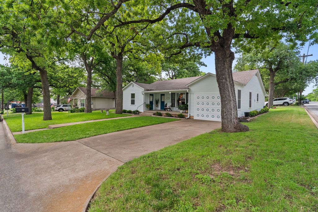 119 W Akard Street, Weatherford, TX 76086