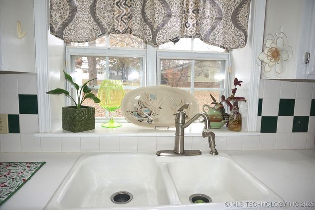 906 N 14 Street, Henryetta, OK 74437