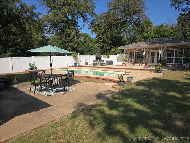 906 N 14 Street, Henryetta, OK 74437