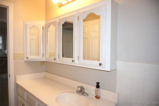 906 N 14 Street, Henryetta, OK 74437