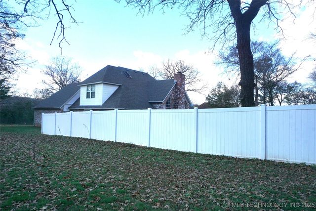 906 N 14 Street, Henryetta, OK 74437