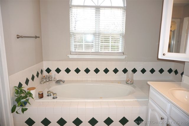 906 N 14 Street, Henryetta, OK 74437