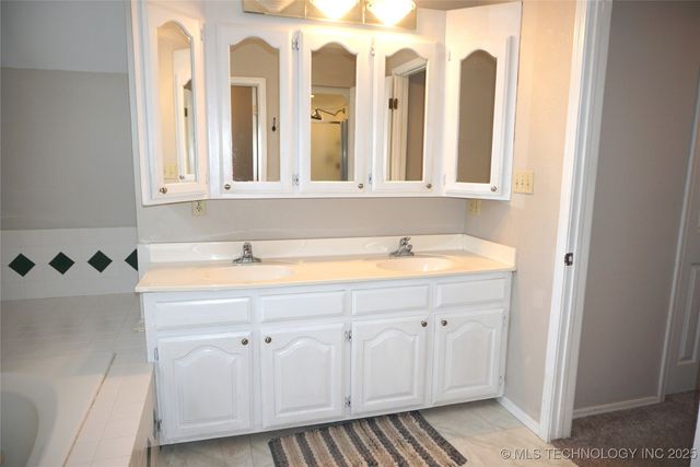 906 N 14 Street, Henryetta, OK 74437