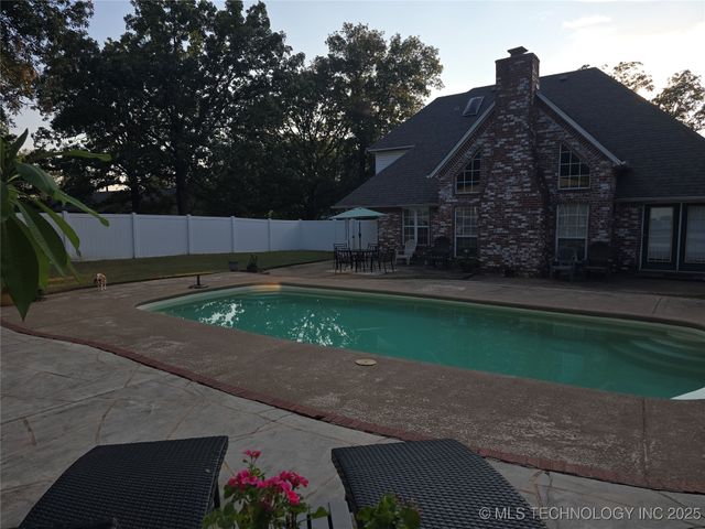 906 N 14 Street, Henryetta, OK 74437