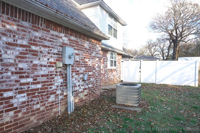 906 N 14 Street, Henryetta, OK 74437