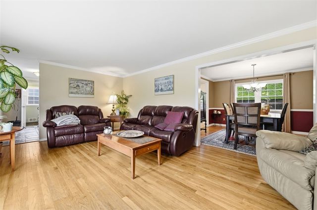 102 Evandale Dr, Green Tree, PA 15220