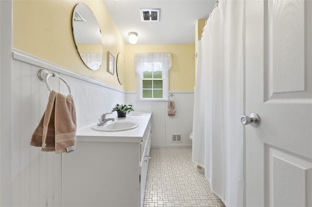 102 Evandale Dr, Green Tree, PA 15220