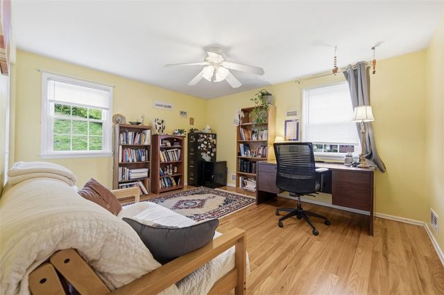 102 Evandale Dr, Green Tree, PA 15220