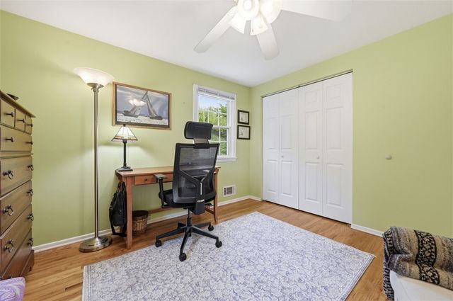 102 Evandale Dr, Green Tree, PA 15220
