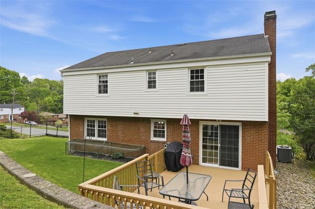 102 Evandale Dr, Green Tree, PA 15220